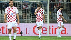 Devastovaní Chorvaté Nikola Vla�i�, Josip Stani�i� a Jo�ko Gvardiol po �estém...