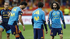 �pan�lský obránce Marc Cucurella se svými spoluhrá�i p�ed duelem proti �esku
