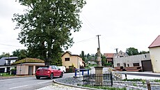 Krchleby a jejich lípa na návsi, její� osud rozpoutal nenávist mezi lidmi.