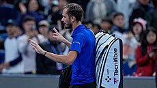 Daniil Medved�v opou�tí kurt po diskvalifikaci v semifinále turnaje v Pekingu.