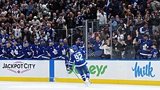 Gavin McKenna se raduje z prvního gólu v NHL.