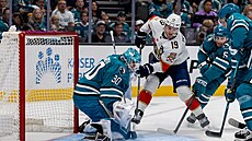 Matthew Tkachuk se sna�í dorazit puk v brankovi�ti San Jose.