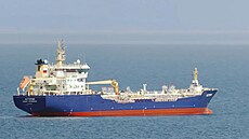 Lo� Astoria plující pod ruskou vlajkou, na ni� se rovn� vztahují australské...