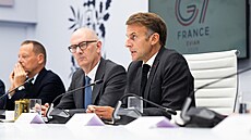 Francouzský prezident Emmanuel Macron hovo�í po boku prezidentského poradce...