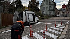 V Revolu�ní ulici u �elezni�ního p�ejezdu jsou nainstalované nové svislé a...