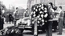 Hokejisté p�ed zimním stadionem v prosinci 1956, ne� se smute�ní pochod vydal...