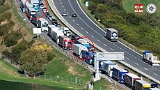 Kamiony p�edjí�d�ly kolonu na D1 záchraná�skou uli�kou