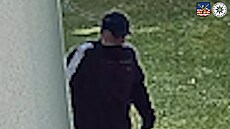 Vloupal se do rodinného domu. Policisté pátrají po identit� mu�e z videa