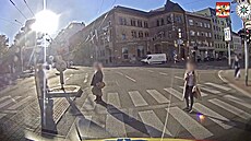 Sanitka v centru Brna tém�� srazila �eny se sluchátky v u�ích
