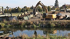 Za�ala demolice �elezni�ního mostu p�es �eku Opavu, který p�edloni poni�ila...