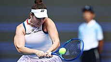 Linda Nosková odehrává mí� na turnaji v Pekingu.