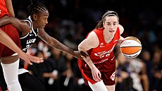Caitlin Clarková brán�ná Jewell Loydovou.