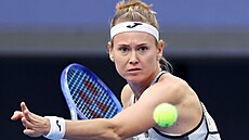 Marie Bouzková odehrává mí�ek na turnaji v Pekingu.