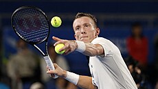 Ji�í Lehe�ka odpaluje mí�ek divák�m po triumfu v semifinále turnaje v Tokiu.