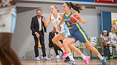 Maite Cazorlaová úto�í na trutnovský ko�, stínuje ji Natálie Svobodová.