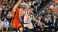 Tomá� Satoranský vymý�lí útok Hapoelu Tel Aviv.