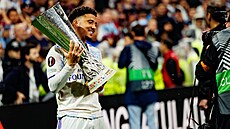 Jadon Sancho s pohárem pro vít�ze Evropské ligy.