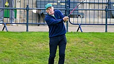 �estasedmdesátiletý irský podnikatel Dermot Desmond, majitel fotbalového...