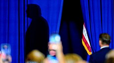 Americký prezident Donald Trump a jeho stín 