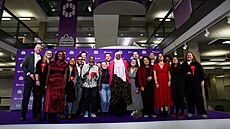 Kandidátka Labouristické strany Sagal Abdi-Waliová slaví spolu s dal�ími �leny...
