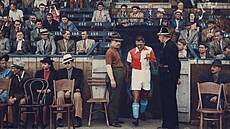 Legendární fotbalista Pepi Bican nastupuje za tým SK Slavia Praha.