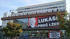 Billboard s antikampaní proti Luká�i Kaiserovi Zichovi na budov� Ú�adu m�stské...