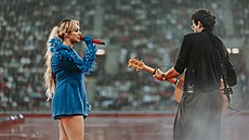 Man�elé Ewa Farna a Martin Chobot na prvním ze t�í koncert� v Edenu (13. �ervna...