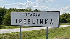 Cedule symbolicky p�ipomíná �elezni�ní vle�ku, která vedla do vyhlazovacího...