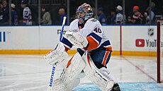 Semjon Varlamov v brance New York Islanders v utkání proti Rangers.