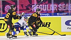 Plze�ský hokejista Jan Schleiss (upros�ed) v souboji s dvojící hrá��...