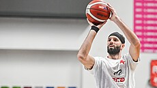 K�ídelník Vojt�ch Hruban v dresu pra�ské Slavie st�ílí na ko�.