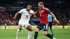 Zleva Jude Bellingham v souboji o balon s �eským kapitánem Vladimírem Coufalem...