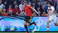 Belgický zálo�ník Kevin De Bruyne (vlevo) v souboji s Ferdim Kadiogluem z...