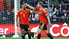 Kevin De Bruyne slaví se spoluhrá�m Youri Tielemansem gól proti Turecku.