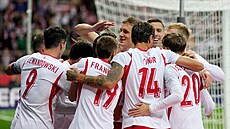 Robert Lewandowski slaví se spoluhrá�i druhý gól proti Rumunsku.