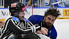 Brn�nský obránce Luke Witkowski v bitce s Vojt�chem Hradcem z Mladé Boleslavi.