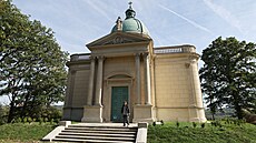 Mauzoleum se nachází na osamoceném míst� u Jemnice se silným geniem loci. (1....