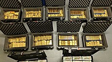 Stovky zlatých cihel a miliony amerických dolar�, které americké ministerstvo...