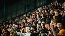 Fanou�ci Dynama Drá��any na p�ípravném fotbalovém zápase v Teplicích.
