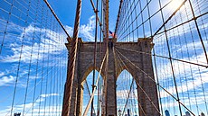 Brooklynský most spojuje newyorské �tvrti Manhattan a Brooklyn p�es �eku East...