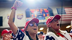 Americký prezident Donald Trump na p�edvolebním shromá�d�ní m�l své fanynky....
