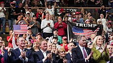 Americký prezident Donald Trump na p�edvolebním shromá�d�ní m�l potlesk. (3....