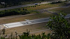 Letadlo p�istává na leti�ti Aspen/Pitkin County Airport v Aspenu v americkém...