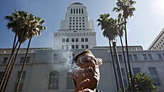 Mu� kou�ící marihuanu p�ed radnicí v Los Angeles (9. �íjna 2026)
