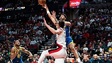 Malevy Leons z Golden State Warriors zakon�uje na ko� Portland Trail Blazers,...