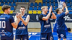 D��ín�tí basketbalisté d�kují fanou�k�m.