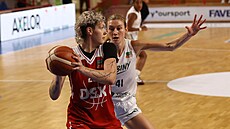 Lucie Ceralová z DSK Basketball Brandýs u mí�e v zápase s �abinami Brno. Brání...