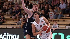 Ji�í Paidar (vpravo) z Plzn� úto�í v zápase s USK Praha, neuhlídal ho Mat�j...