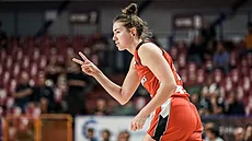 Julie Pospí�ilová z Flammes Carolo se raduje z trefy.