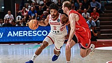 Rob Edwards (Reggiana) se tla�í s mí�em kup�edu b�hem duelu s Pardubicemi.